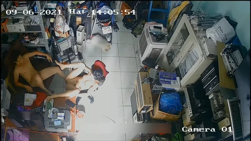 Người vợ người chồng chịch nhau trong của hàng máy tính