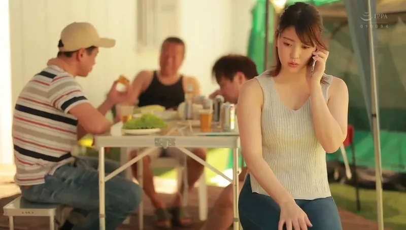 Gã chồng khờ để cô vợ tham gia sự kiện cắm trại với mấy gã hàng xóm và cái kết